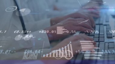 Finansal veri işleme sistemi olan bilgisayarları kullanan iş adamlarının animasyonu. küresel teknoloji, finans, iş ve veri işleme kavramı dijital olarak oluşturulmuş video.
