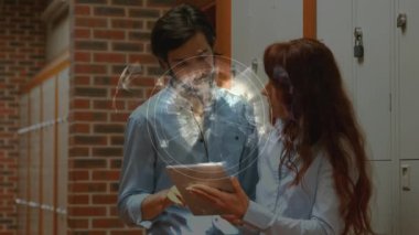 Öğrenciler üzerinde insan simgeleriyle bağlantı ağının animasyonu. küresel eğitim, ağlar, bağlantılar ve dijital arayüz konsepti dijital olarak oluşturulmuş video.