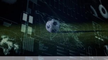 Futbolcuların topa vurması üzerine ekranda dijital veri işleme animasyonu. küresel spor, rekabet ve dijital arayüz kavramı dijital olarak oluşturulmuş video.