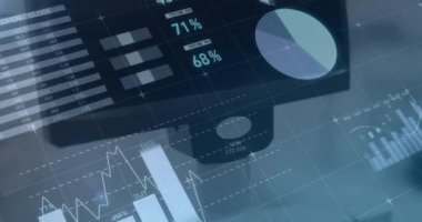 Monitöre kadar nakit üzerinden istatistik ve veri işleme animasyonu. küresel iş, alışveriş, veri işleme ve teknoloji konsepti dijital olarak oluşturulmuş video.
