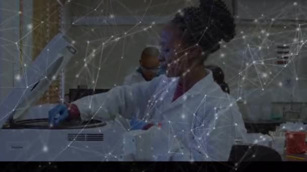 Анимизация Сети Связей Над Учеными Работающими Лабораториях Глобальная Наука Сети — стоковое видео