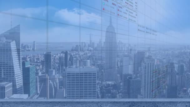 青い背景に都市の上に統計や財務データ処理のアニメーション 世界的なビジネス テクノロジー デジタルインターフェースの概念がデジタルで生成されたビデオ — ストック動画