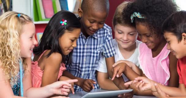 Animação Crianças Idade Escolar Sorrindo Usando Sala Aula Tablet Escola — Vídeo de Stock