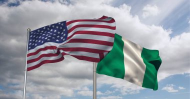 Mavi gökyüzünde Amerikan ve Nijerya bayrağı dalgalanır. uluslararası ilişkiler ve ilişkiler kavramı