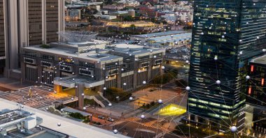 Geceleri şehir manzarasına karşı kurulan bağlantılar ağı. küresel ağ oluşturma ve bağlantı teknolojisi kavramı