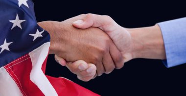 İki farklı insanın el sıkışması ve siyah üzerine Amerikan bayrağı. Vatanseverlik, bağımsızlık ve kutlama konsepti dijital olarak oluşturulmuş imaj.