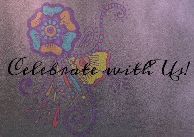 Gri arkaplanda tahıl etkisine karşı renkli çiçek desenleri kullanarak metni bizimle kutlayın. davet kart şablonu tasarım kavramı