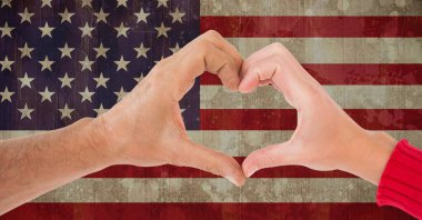 Amerikan yıldızları ve çizgili bayraklar üzerinde kalbi şekillendiren iki elin kompozisyonu. Vatanseverlik, bağımsızlık ve kutlama konsepti dijital olarak oluşturulmuş imaj.