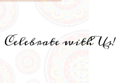 Beyaz arka planda renkli dekoratif çiçek tasarımlarına karşı olan metni bizimle birlikte kutlayın. davet kart şablonu tasarım kavramı