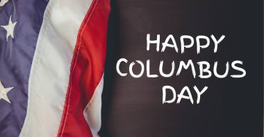 Columbus Günü mesajı ve gri arka planda Amerikan bayrağı. Columbus Günü şablon arkaplan tasarımı kavramı