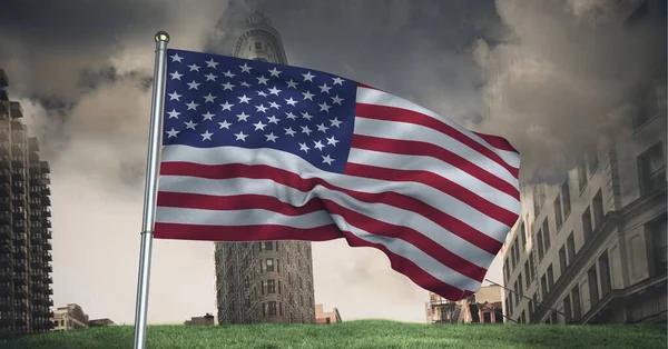 Sammansättning Viftande Amerikansk Flagga Mot Stormig Himmel Och Stadsbild Usa — Stockfoto