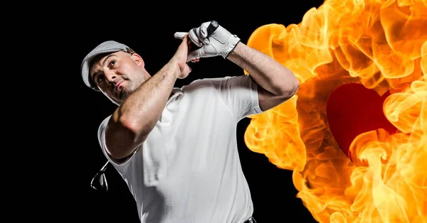 白种人老年男子高尔夫球手挥棒对抗黑色背景的火焰效果 退休运动和积极的老年生活方式概念 — 图库照片