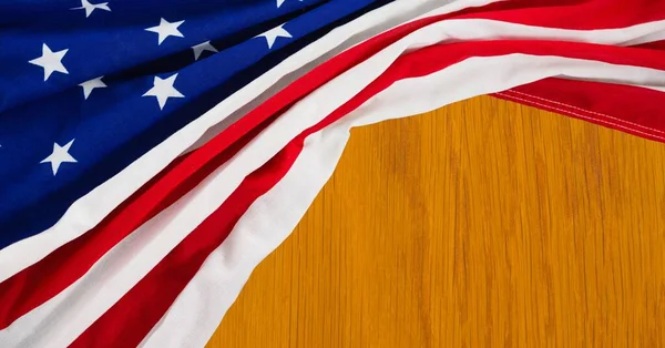 Skład Pogniecionej Amerykańskiej Flagi Drewnianym Tle Patriotyzm Niezależność Koncepcja Celebracji — Zdjęcie stockowe