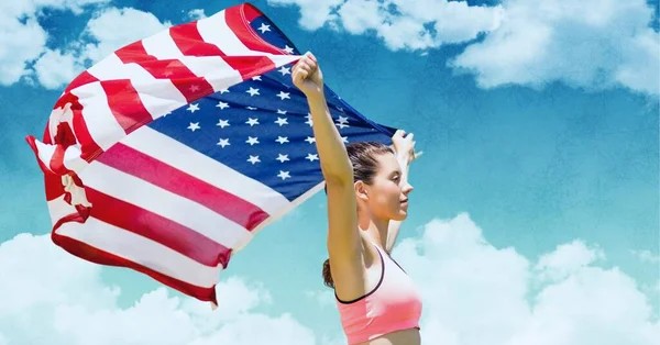 Samenstelling Van Vrouwelijke Atleet Met Amerikaanse Vlag Tegen Wolken Blauwe — Stockfoto