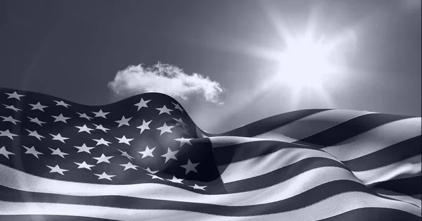 Monochrome Komposition Amerikanischer Flaggen Die Gegen Den Sonnigen Bewölkten Himmel — Stockfoto