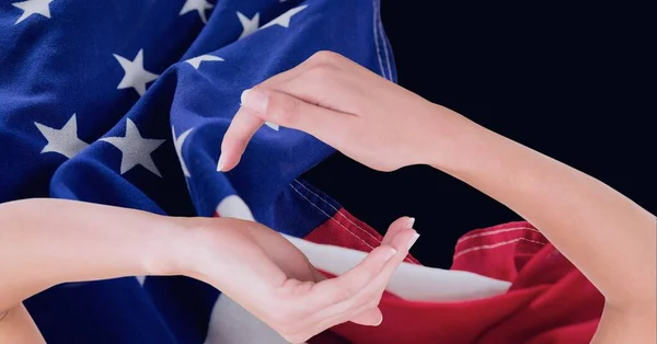 Üzerinde Altında Dalgalanan Amerikan Bayrağı Olan Iki Elin Kompozisyonu Vatanseverlik — Stok fotoğraf