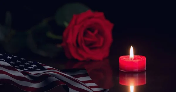 Sammansättning Tända Rött Ljus Och Röd Ros Med Amerikansk Flagga — Stockfoto