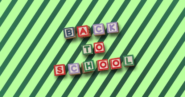 在对角线绿色条纹上的彩色方块字母的文字组合返回到学校 教育和学习概念数字生成的图像 — 图库照片