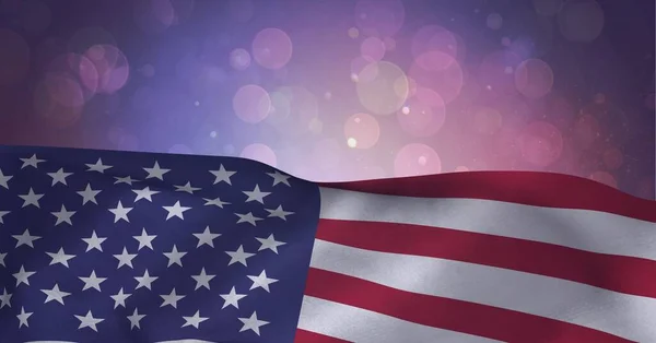 Samenstelling Van Amerikaanse Vlag Die Onscherpe Bokeh Roze Lichten Waait — Stockfoto