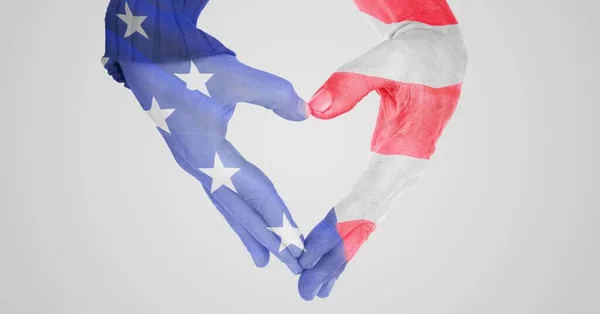 白い上にハートの形を作るアメリカの星とストライプフラグの装飾された手の組成 愛国心独立お祝いのコンセプトデジタルで生成されたイメージ — ストック写真
