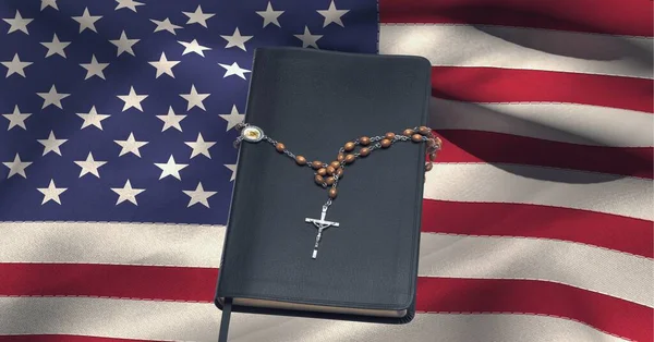 Kereszt Rózsafüzért Biblia Ellen Lengő Amerikai Zászló Háttérben Amerikai Hazafiság — Stock Fotó