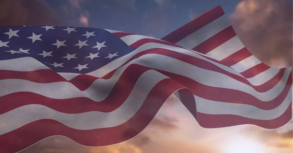 Günbatımı Gökyüzünde Dalgalanan Amerikan Bayrağının Kompozisyonu Vatanseverlik Bağımsızlık Kutlama Konsepti — Stok fotoğraf