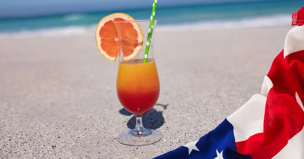 Sahilde Amerikan Bayrağı Kokteylinin Kompozisyonu Amerika Birleşik Devletleri Kutlamaları Bayram — Stok fotoğraf