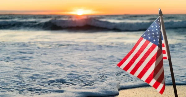 Composición Ondear Bandera Americana Contra Atardecer Playa Estados Unidos Patriotismo — Foto de Stock