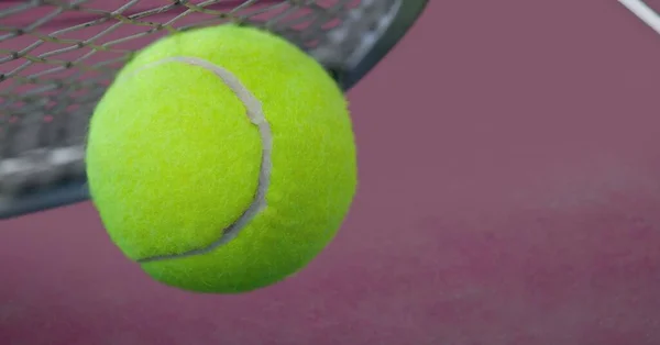 テニスコートにコピースペース付きテニスボールとラケットの構成 スポーツと競争の概念はデジタル的に生成され — ストック写真
