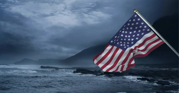 Fırtınalı Gökyüzüne Deniz Kenarına Amerikan Bayrağı Sallama Kompozisyonu Birleşik Devletler — Stok fotoğraf