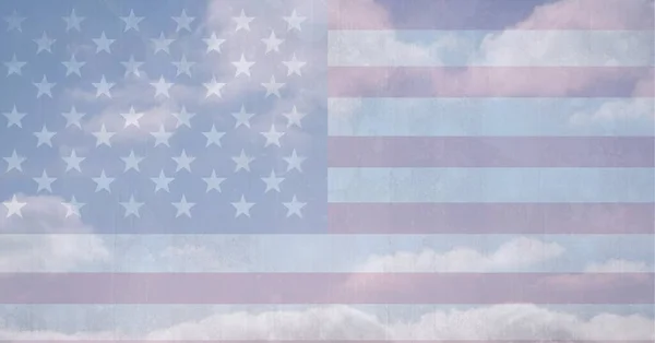 Zusammensetzung Der Amerikanischen Flagge Über Blauem Bewölkten Himmel Patriotismus Unabhängigkeit — Stockfoto