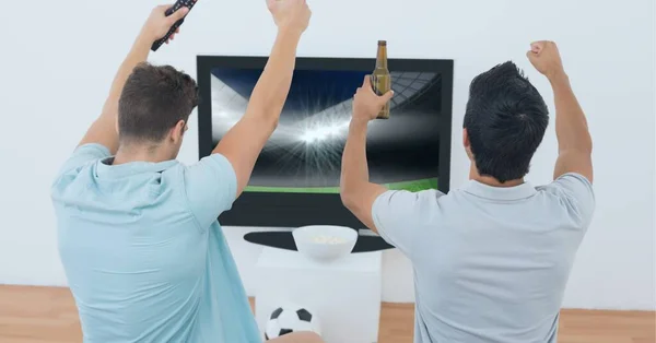 テレビでスポーツを見ながらビールと応援をしている2人の男性の友人のリアビュー スポーツとエンターテイメントのコンセプト — ストック写真