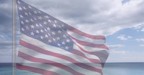 Zusammensetzung Der Wehenden Amerikanischen Flagge Fahnenmast Über Dem Meer Und — Stockfoto