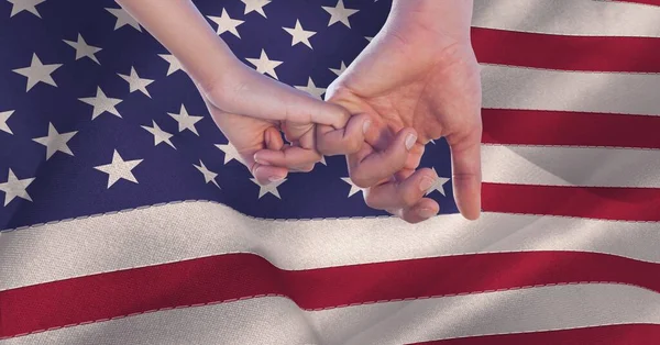 Küçük Parmakları Birbirine Bağlayan Iki Elin Birleşimi Amerikan Bayrağı Dalgalanırken — Stok fotoğraf