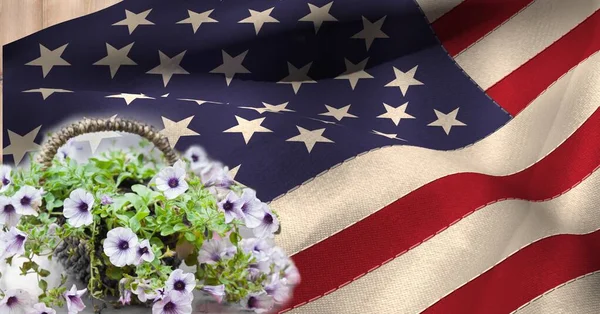 Αμερικανική Σημαία Και Καλάθι Γεμάτο Λουλούδια Ξύλινο Φόντο Αμερικανική Πατριωτισμός — Φωτογραφία Αρχείου