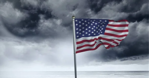 Composición Ondear Bandera Americana Contra Cielo Tormentoso Costa Estados Unidos —  Fotos de Stock