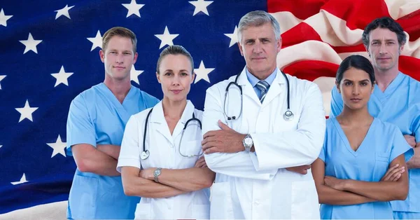 Composición Del Equipo Diverso Sonriente Trabajadores Médicos Sobre Ondear Bandera —  Fotos de Stock