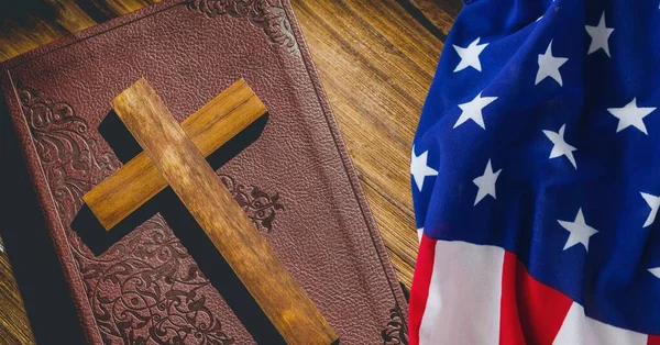 Amerikai Zászló Kereszt Felett Biblia Ellen Háttér Amerikai Hazafiság Vallás — Stock Fotó