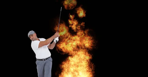 Kaukasischer Senior Golfspieler Schwingt Schläger Gegen Feuerflammeneffekt Auf Schwarzem Hintergrund — Stockfoto