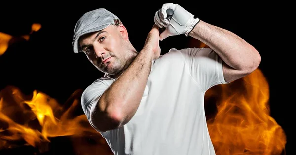 Portret Van Een Blanke Mannelijke Golfspeler Die Club Zwaait Tegen — Stockfoto