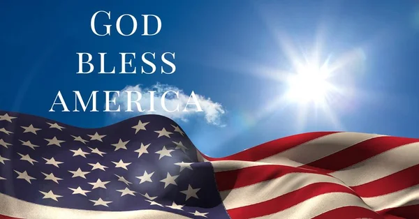 在阳光明媚的蓝天上飘扬着美国国旗 文字的构成愿上帝保佑美国 爱国主义 独立和庆祝概念数字生成的形象 — 图库照片