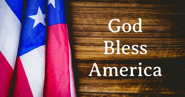 テキスト神の組成木の背景にアメリカのフラグでアメリカを祝福します 愛国心独立お祝いのコンセプトデジタルで生成されたイメージ — ストック写真