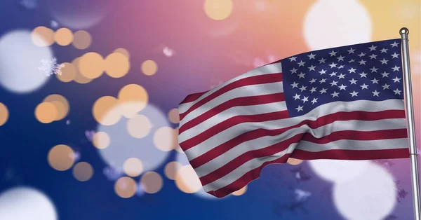 Samenstelling Van Amerikaanse Vlag Die Onscherpe Bokeh Oranje Witte Lichten — Stockfoto