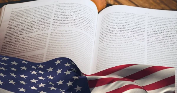 Amerikai Zászló Biblia Ellen Háttér Amerikai Hazafiság Vallás Sablon Háttér — Stock Fotó