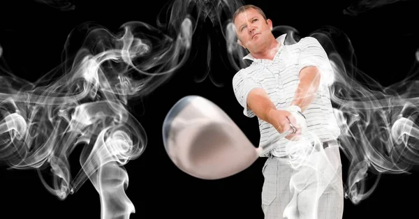 Kaukasische Männliche Golfspieler Schwingen Golfschläger Gegen Rauch Effekt Auf Schwarzem — Stockfoto