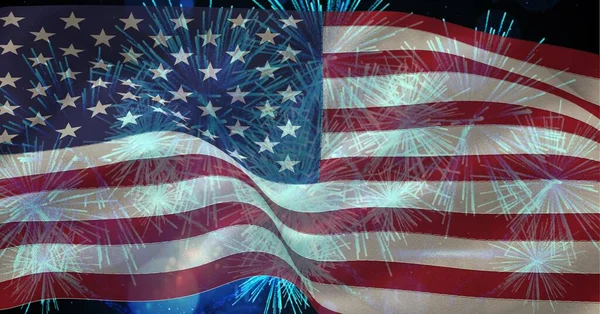 Skład Amerykańskiej Flagi Wiszącej Nad Niebieskimi Fajerwerkami Nocnym Niebie Patriotyzm — Zdjęcie stockowe