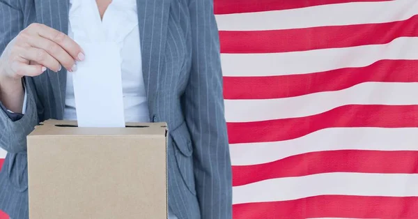 Composición Mujer Que Vota Las Urnas Contra Bandera Americana Estados — Foto de Stock