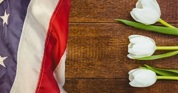 Amerikansk Flagga Och Vita Tulpan Blommor Trä Bakgrund Amerikansk Patriotism — Stockfoto