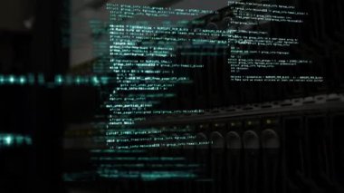 Bilgisayar sunucusuyla koridorda veri işleme animasyonu. küresel hesaplama, veri işleme, teknoloji ve bağlantı konsepti dijital olarak oluşturulmuş video.