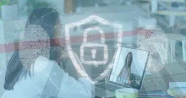 İnternetteki güvenlik kilidi animasyonu ve biyometrik parmak izi. Bilgisayardaki kadın görüntüsü. küresel internet güvenliği, bağlantılar, teknoloji ve veri işleme kavramı dijital olarak oluşturulmuş video.